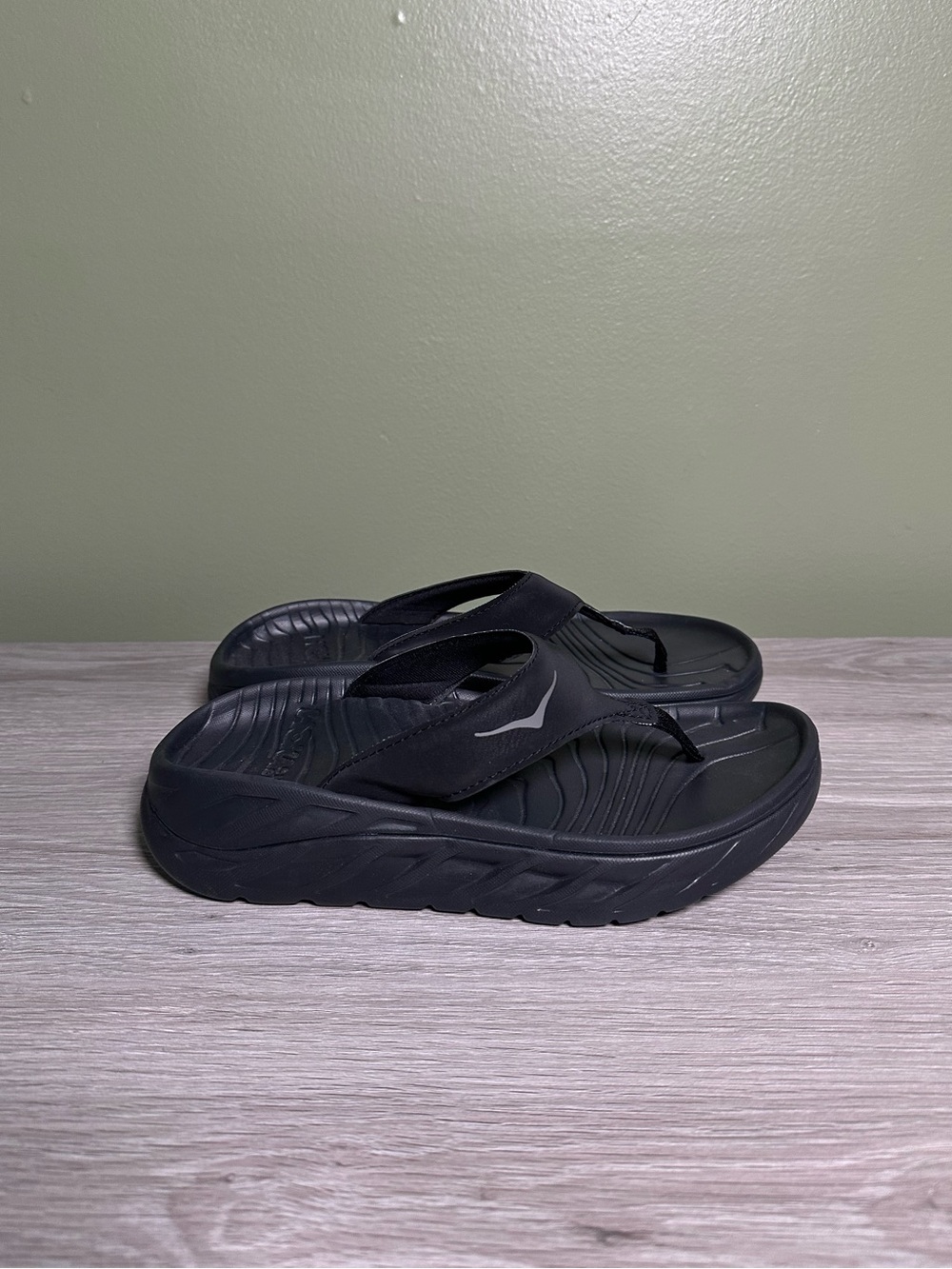 Hoka One One Womens Size 8 Ora Recovery Flip Flop Sandals Black